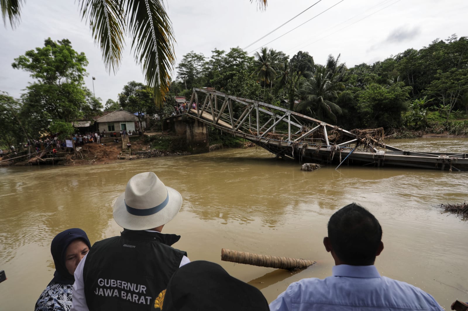 Ridwan Kamil Kunjungi Warga Terdampak Banjir di Lebak