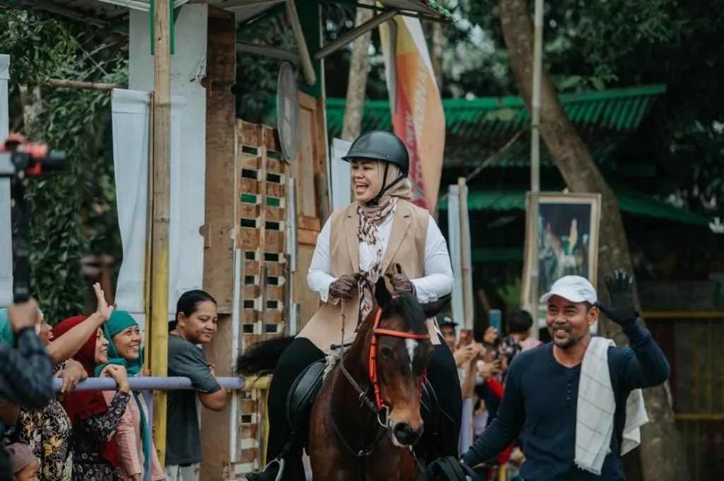 Cellica Coba Naik Kuda di Tempat Wisata dan Olahraga Berkuda Tempuran Cocok Jadi Pilihan Liburan Bareng Keluar