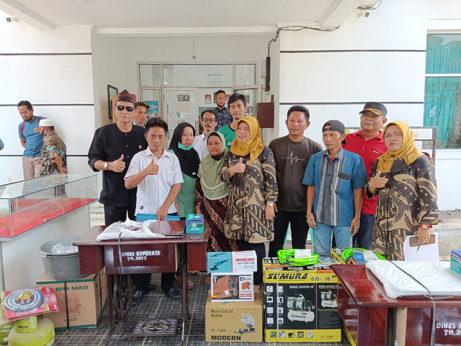DKUKM Karawang Keliling Lima Kecamatan Miskin Ekstrem, Beri Bantuan Barang UMKM