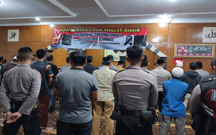 Polisi dan Suporter Bola di Purwakarta Gelar Salat Gaib