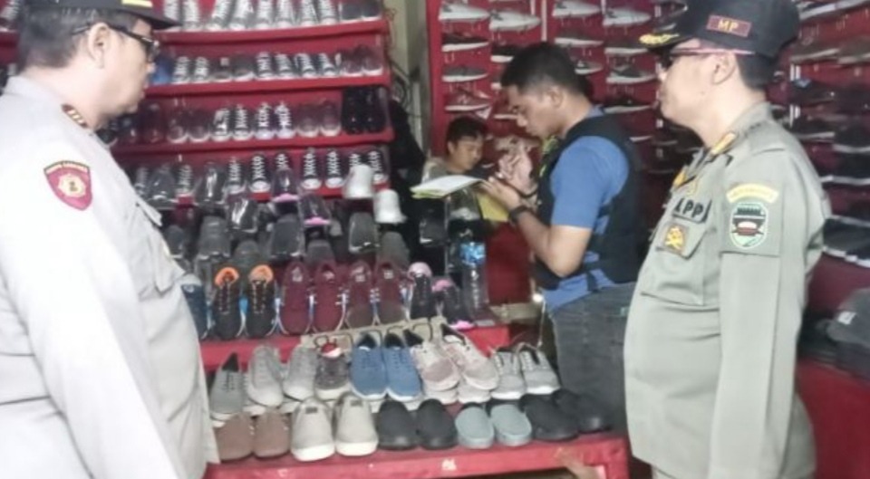 Dagangan Selalu Sepi Penjual Sepatu Ini Tidak Sabar,  Akhirnya Nyambi Jual Miras, Tapi Ujung-ujungnya Ditindak