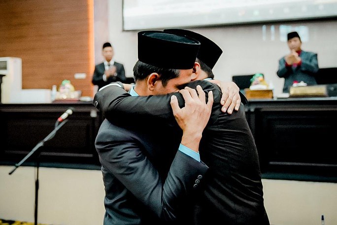 Pelukan Usai Serahkan Palu Sidang, TOK! Budianto Resmi Gantikan Pendi jadi Ketua DPRD