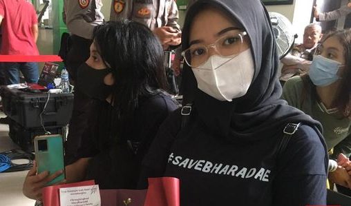 Perempuan Berjaket Hitam di Sidang Bharada Richard Eliezer jadi Perhatian